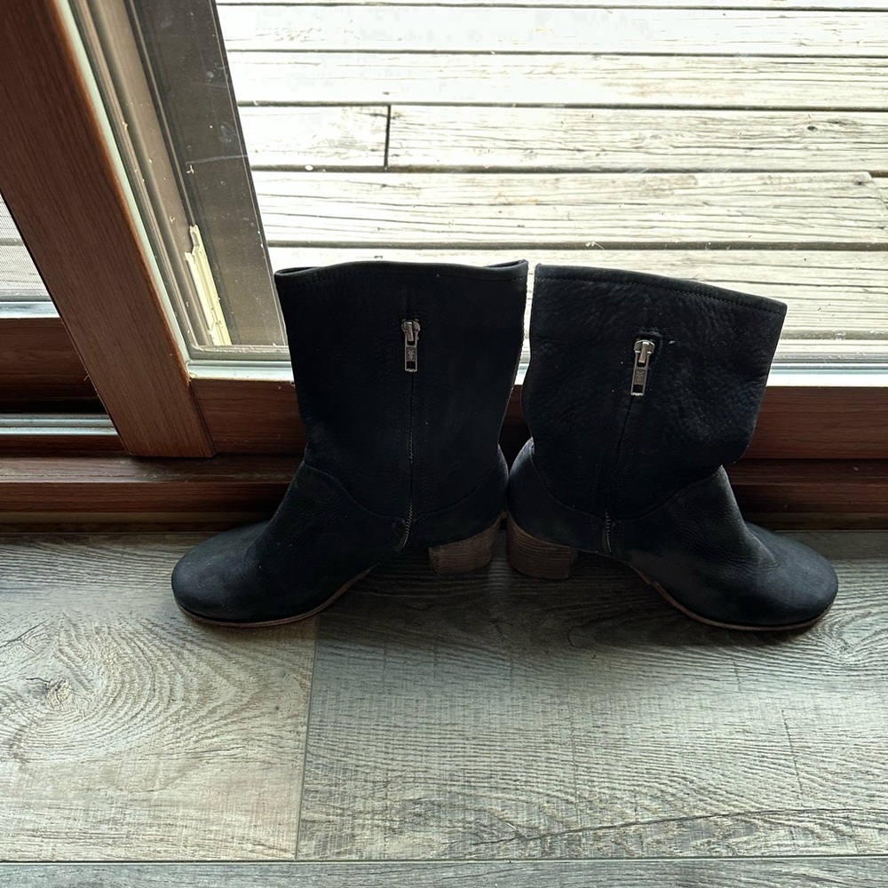 Black barely used FRYE boots. - Picture 4 of 5